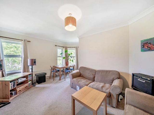 Bedford Hill, Balham, London, SW12 2 bed flat to rent £2,400 pcm £554 pw