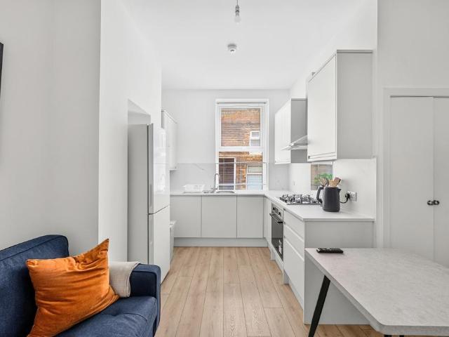 Bedford Hill, London, SW12 2 bed flat to rent £2,500 pcm £577 pw