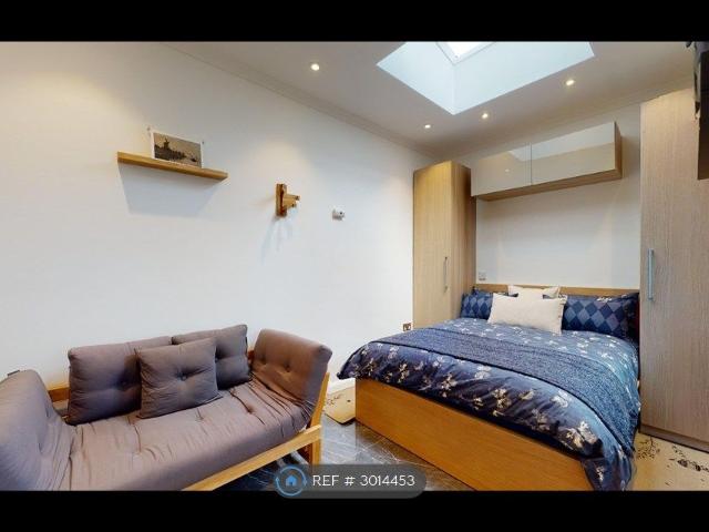 Bedford Hill, London SW12, Studio to rent, £1,675 pcm | PrimeLocation