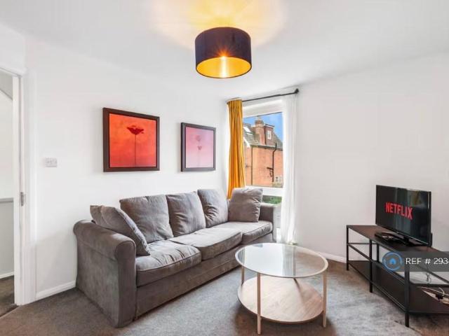 Bedford Road, Horsham, RH13 5 bed terraced house to rent £4,500 pcm £1,038 pw