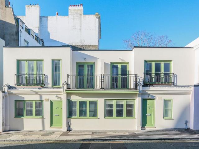 Bedford Street, Brighton, BN2 2 bed terraced house to rent £2,100 pcm £485 pw