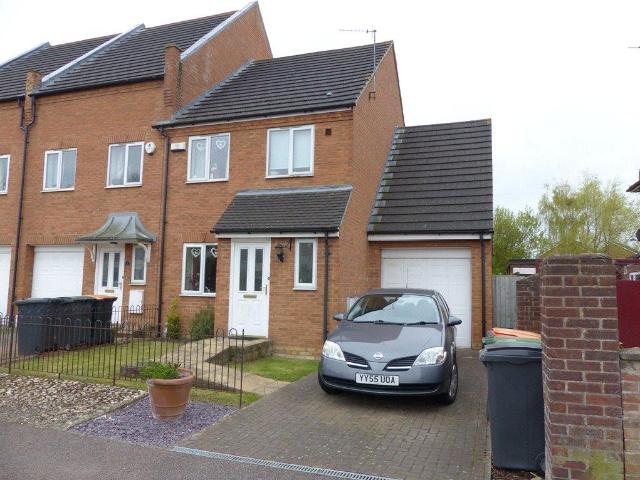 Bedfordshire MK42 3 bed end of terrace house to rent £1,500 pcm £346 pw