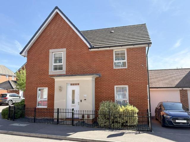 Bedivere Road, Crawley 4 bed detached house to rent £2,300 pcm £531 pw