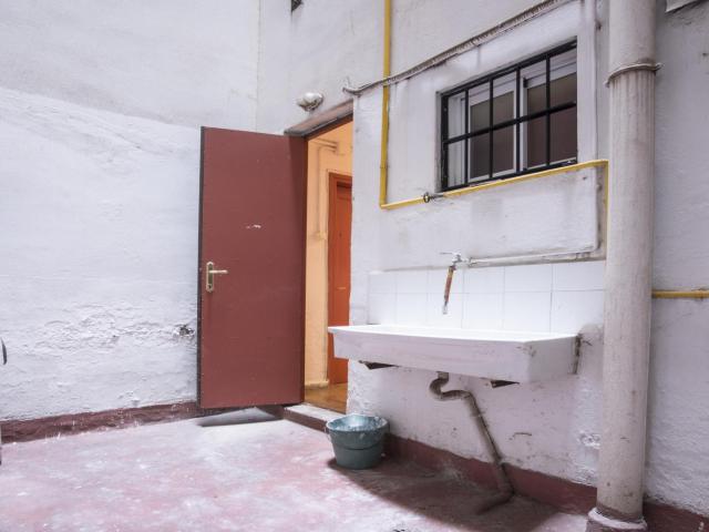 Bedroom near the Rocafort metro station, for students max 30 years old