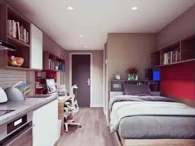 Bedroom Bronze Shared Bathroom 15