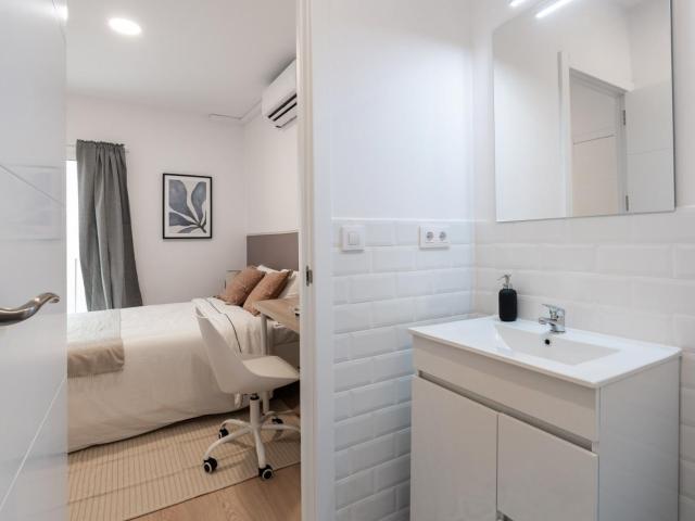 Bedroom for rent in Carme 5, Barcelona