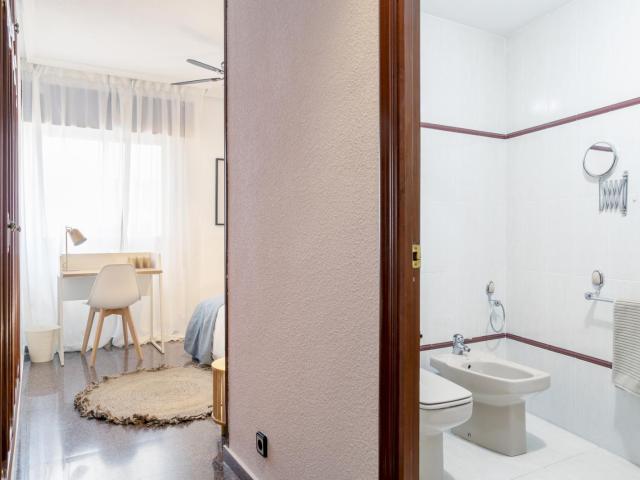 Bedroom for rent in San Vicente 40, Alicante