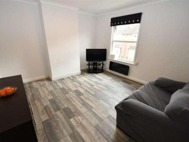 Bedroom Top Floor Apartment In Cranleigh, GU6
