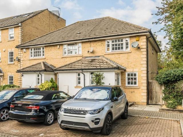 Bedser Close, London SE11 2 bed terraced house to rent £2,500 pcm £577 pw