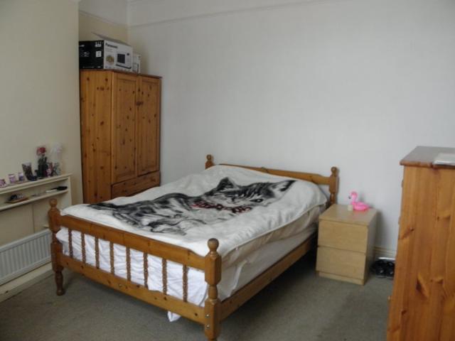 Bedsit own kitchen, shared bathroom all inc