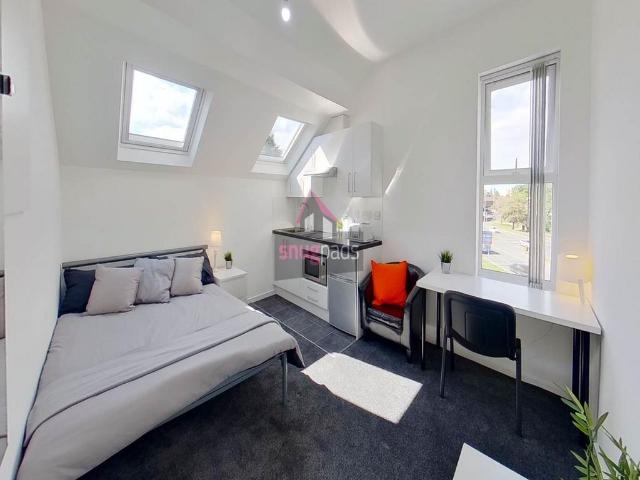 Bedsit Room Gildabrook Road, Salford. 1 bed in a house share to rent £750 pcm £173 pw
