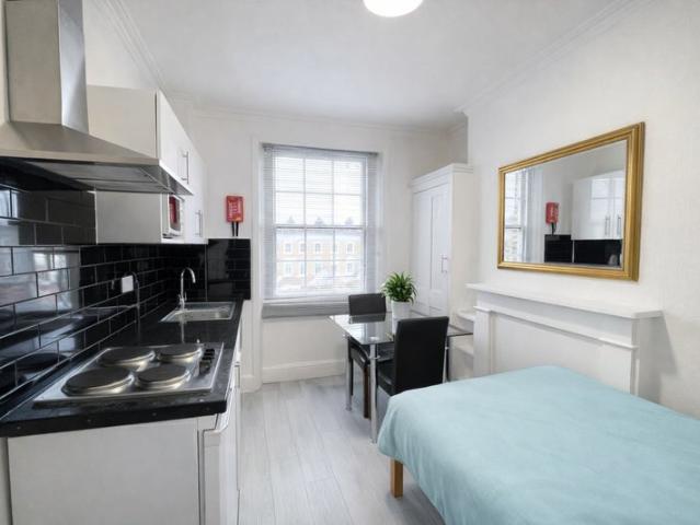 Bedsit with Full Kitchen, Most Bills included SW3