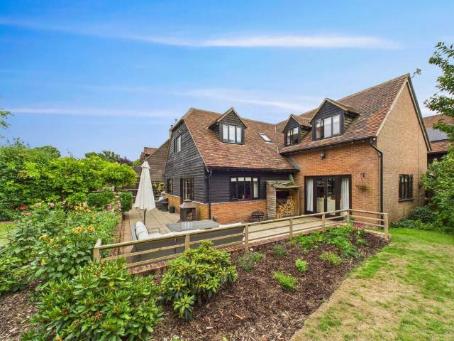 Beech Tree Court, Aylesbury HP22 4 bed link detached house to rent £2,850 pcm £658 pw