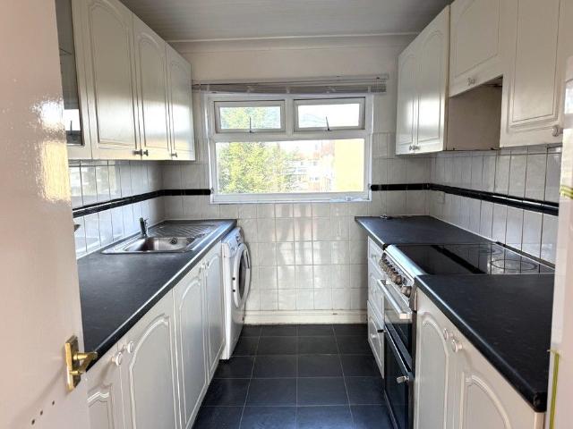 Beech Vale, Woking GU22, 3 bed maisonette to rent, £1,975 pcm | PrimeLocation