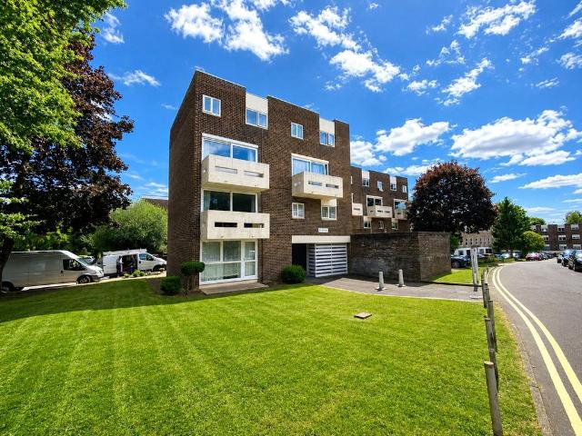 Beech Vale, Woking, Surrey, GU22 3 bed apartment to rent £1,600 pcm £369 pw