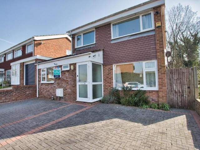 Beech Close, Folkestone, Kent, CT19 4 bed detached house to rent £1,850 pcm £427 pw