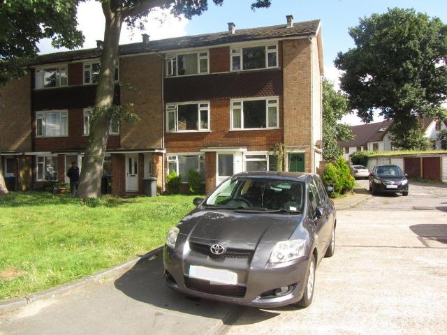 Beech Grove, Addlestone KT15 2 bed ground floor maisonette to rent £1,600 pcm £369 pw