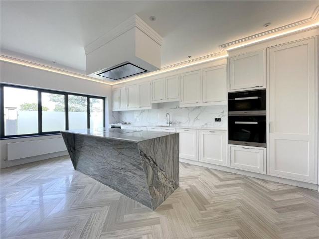 Beech Hill, Hadley Wood. 2 bed apartment to rent £3,950 pcm £912 pw