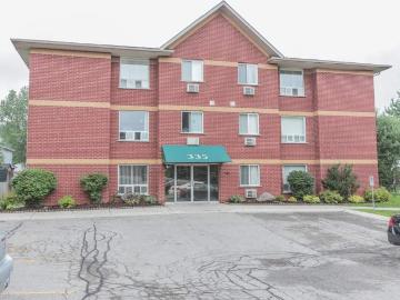 Lucan, Lucan Biddulph, Ontario - Lift, Parking