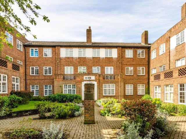 Beechcroft Court, Temple Fortune. 3 bed flat to rent £2,950 pcm £681 pw