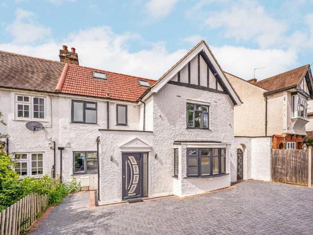 Beechcroft Gardens, Wembley HA9 5 bed house to rent £4,500 pcm £1,038 pw
