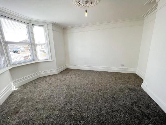 Beechcroft Road, Swindon, SN2 7PX 3 bed flat to rent £1,260 pcm £291 pw