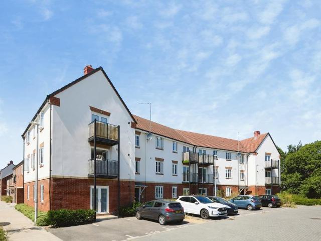 Beechey Place, Wokingham, Berkshire. 2 bed flat to rent £1,550 pcm £358 pw
