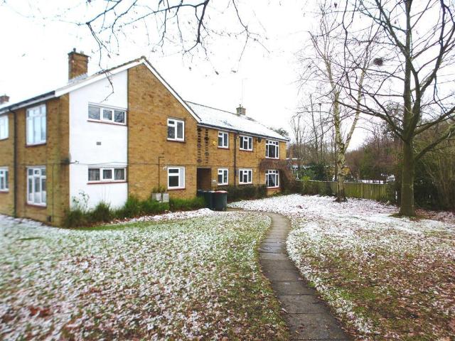 Beeches Crescent, CRAWLEY, RH10 2 bed flat to rent £1,400 pcm £323 pw