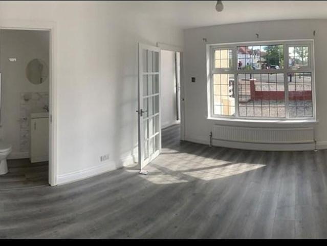 Beeches Road, Sutton, SM3 2 bed terraced house to rent £2,050 pcm £473 pw