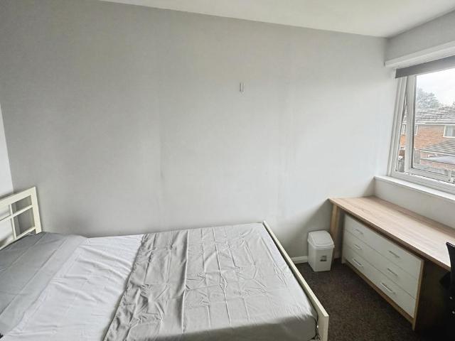 Beechtree Avenue, Egham TW20 1 bed in a house share to rent £650 pcm £150 pw