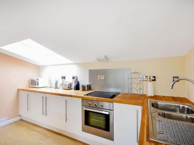 Beechwood Ave, Kew, Richmond, TW9 2 bed detached house to rent £2,250 pcm £519 pw