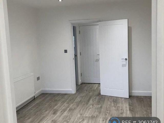 Beechwood Avenue, Ruislip, HA4 2 bed flat to rent £1,895 pcm £437 pw