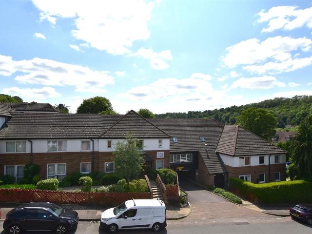 Beechwood Gardens, Caterham CR3, 2 bed flat to rent, £1,300 pcm | PrimeLocation