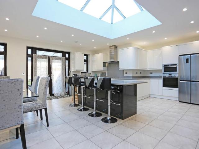 Beechwood Gardens, Clayhall, Gants. 4 bed semi detached house to rent £3,500 pcm £808 pw