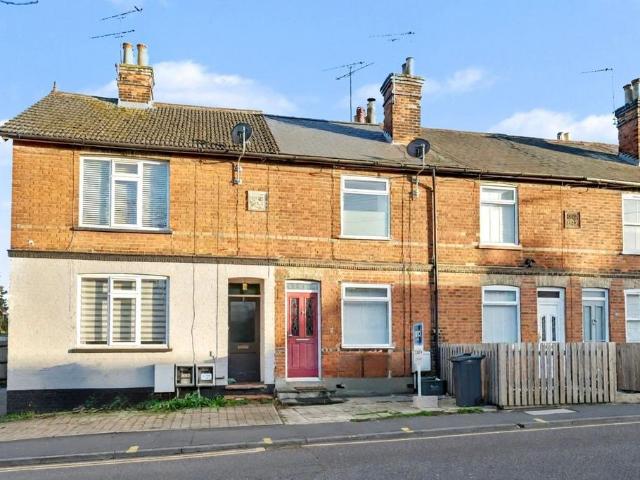 Beehive Lane, Chelmsford CM2 3 bed terraced house to rent £1,600 pcm £369 pw