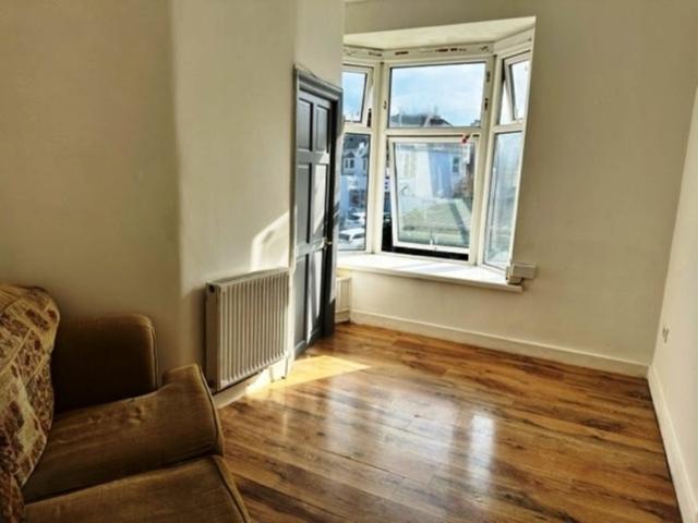 Beehive Lane, Gants Hill IG1, 2 bed flat to rent, £1,400 pcm | PrimeLocation