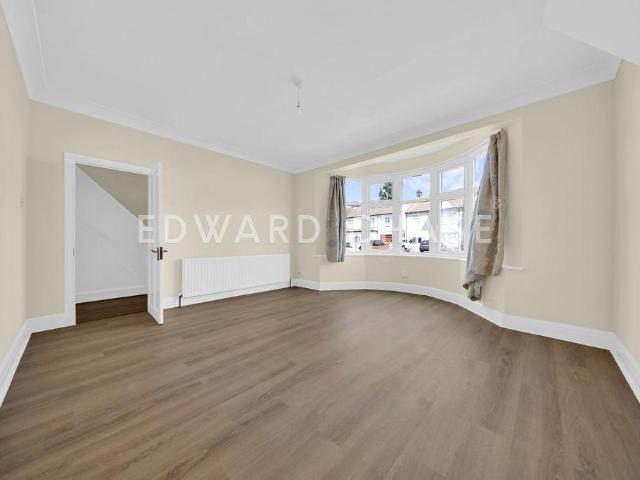 Beehive Lane, Gants Hill, IG1 4 bed semi detached house to rent £2,700 pcm £623 pw