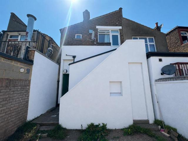 Beehive Lane, Ilford 2 bed house to rent £1,795 pcm £414 pw