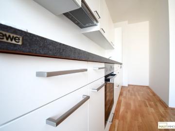 Beeindruckend aufgeteilte 3 Zimmer Dachgeschoss Wohnung mit Dachterrasse & EWE Einbauküche inkl. Geräte optional Garagenstellplatz verfügbar