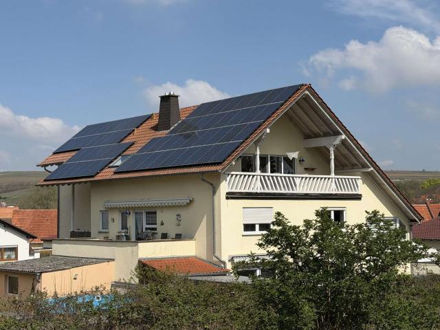 Beeindruckende 4 Zimmer Wohnung mit sehr großem Balkon, herrlicher Aussicht und 2 Stellplätzen!