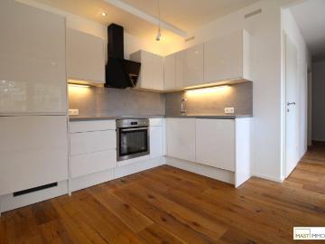 Beeindruckende 3 Zimmer Wohnung mit Top Ausstattung im beliebten 23. Bezirk Nähe SCS/Wien