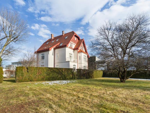 Perfekt für Praxis oder Kanzlei: Moderne Stadtvilla mit Lift, Garten & Top Lage
