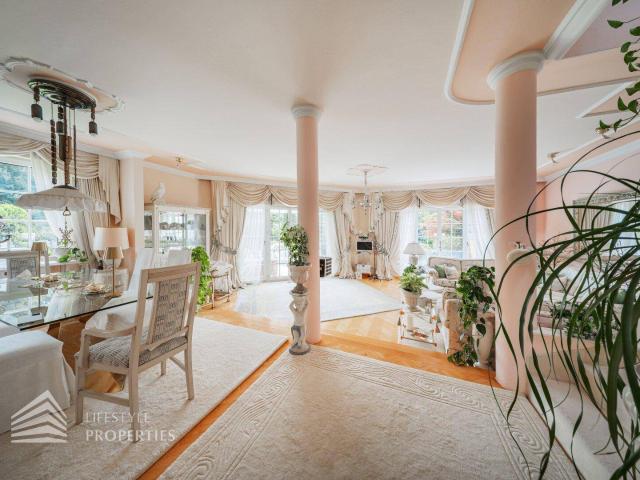 Beeindruckende Villa mit gepflegtem Garten und Pool