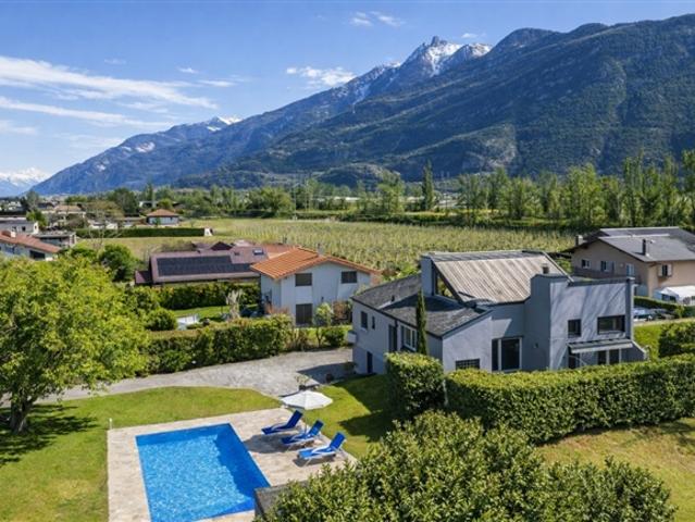 Beeindruckende freistehende Villa auf großem Grundstück, gut gelegen in Fully