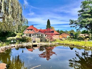 Beeindruckendes Landhaus Anwesen mit Wintergarten Pavillon, Oldtimer Garage, eingezäuntem Weideland in Wiefelstede Zentrum