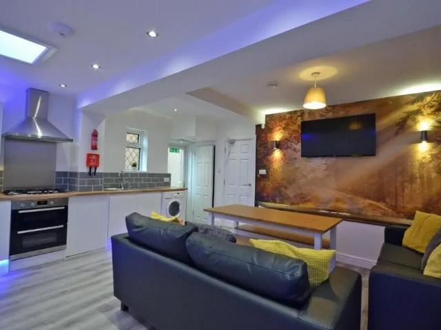 Beeston, Nottingham NG9 6 bed detached house to rent £2,600 pcm £600 pw