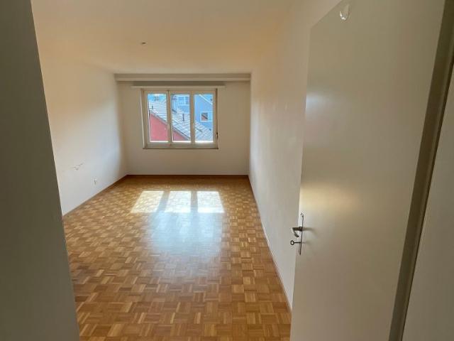 Befristet bis 31.01.2028: geräumige 3 Zimmerwohnung an zentraler Lage