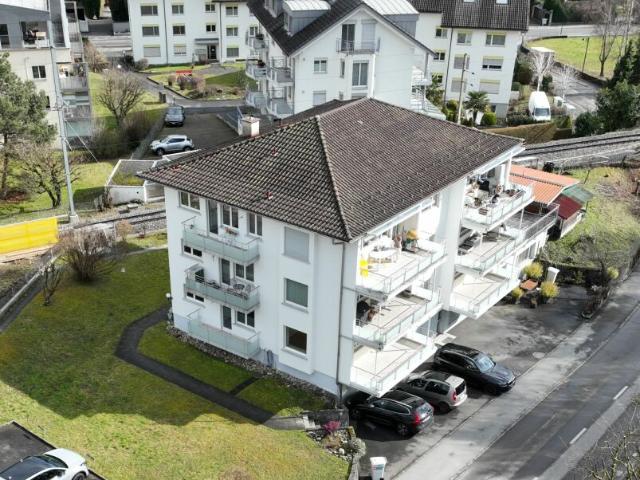 Befristet: Grosszügige 5.5 Zimmer Wohnung mit drei Balkonen und Garage