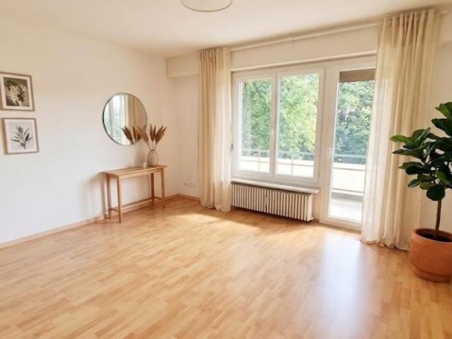 Befristet: Helles Wohntraum Juwel mit Balkon ca. 1,5 J