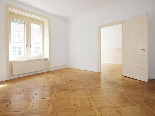 BEFRISTUNG Altbauwohnung im 1. OG, beste Lage Kreis 4